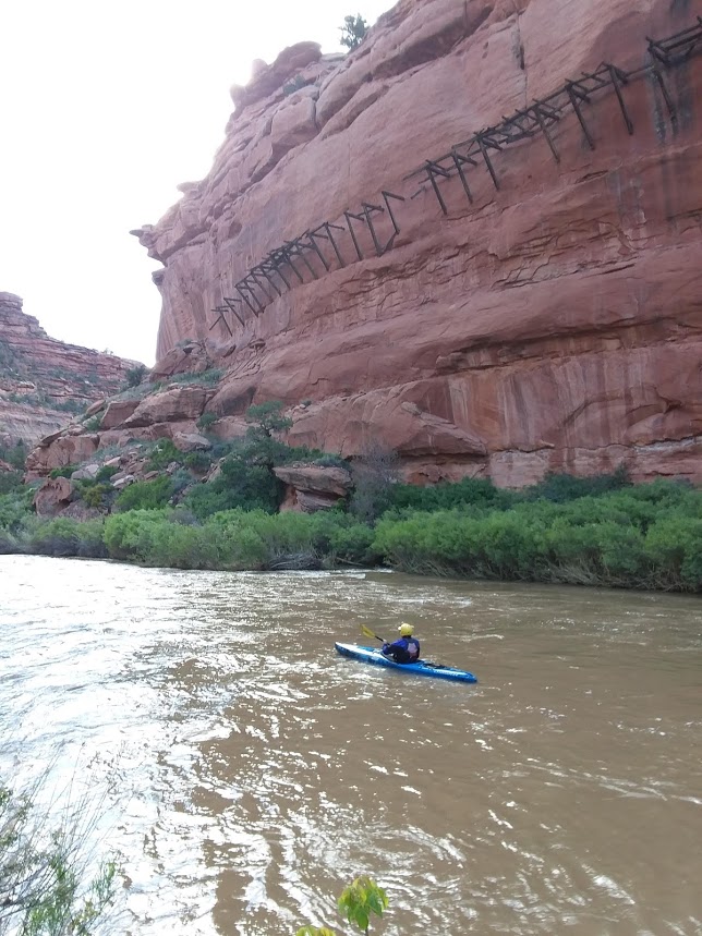 Dolores via San Miguel - Kayaking under the hanging flume